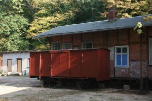 Der Wagen aufgearbeitet vor dem Güterschuppen in Magdeburgerforth