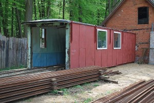 Der Wagenkasten als Unterstellmöglichkeit für unsere Feldbahn in Magdeburgerforth - 09.05.2009