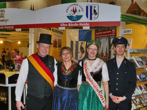 vlnr.: Möckerns Bürgermeister Frank von Holly mit seiner Frau Gabriele, daneben Tochter Eva (Flämingkönigin), Benjamin Ebrecht